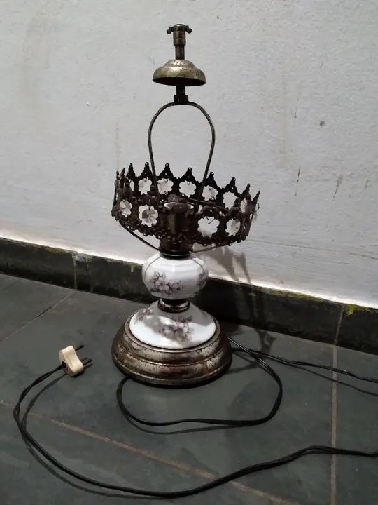 Abajur de porcelana antigo  - Foto 3