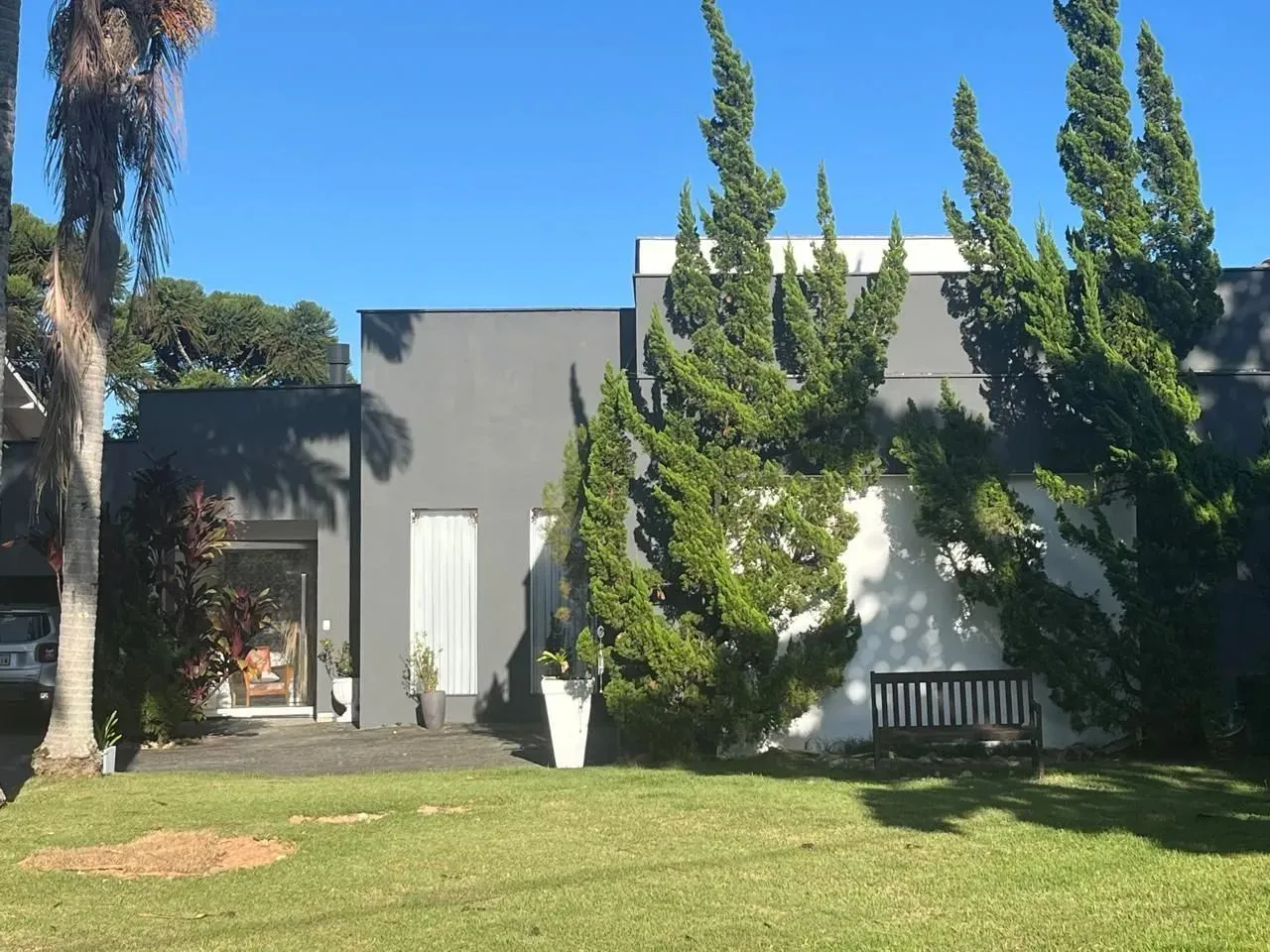 Charmosa casa à venda em condomínio fechado, Bosque das Mansões.