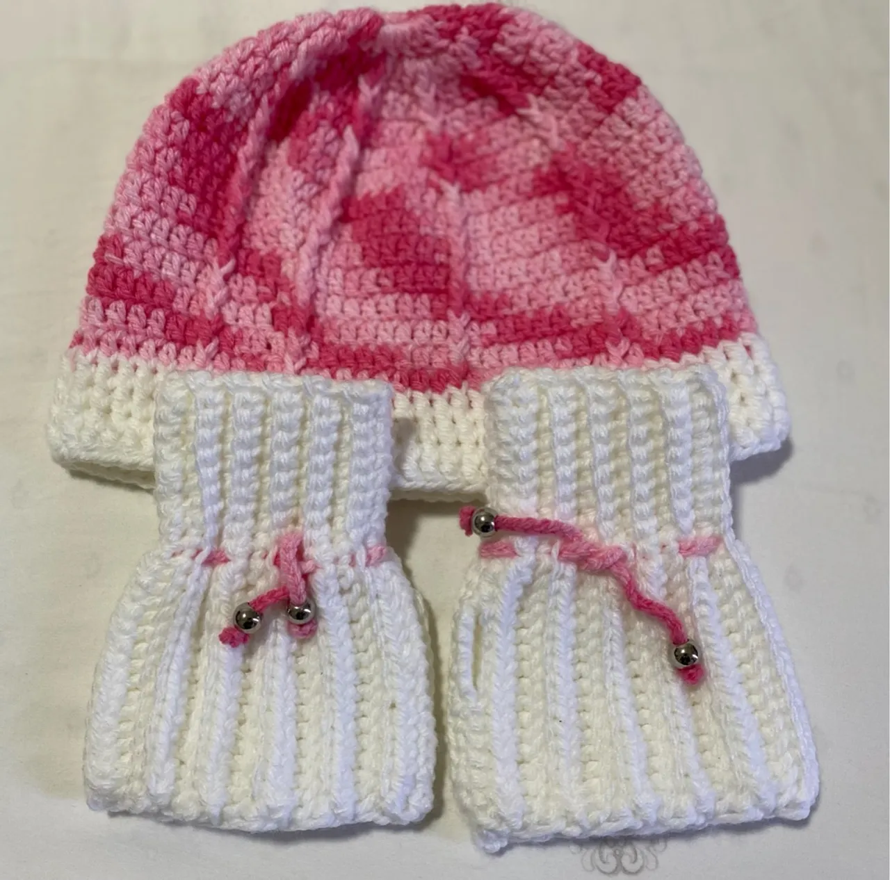 Conjunto de Gorro e Luvas de Crochê Rosa e Branco