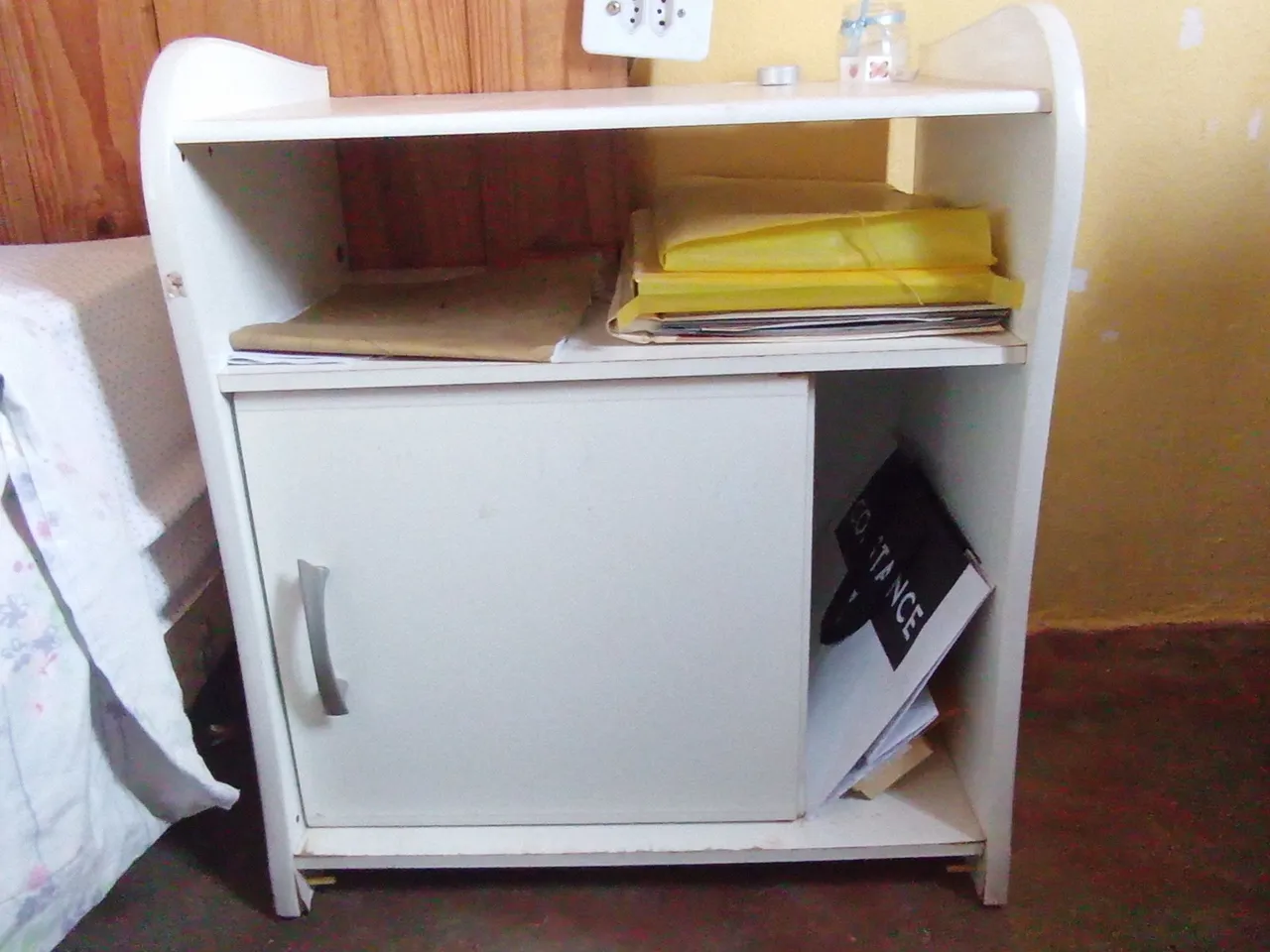 Mesa de cabeceira branca com prateleiras e armário