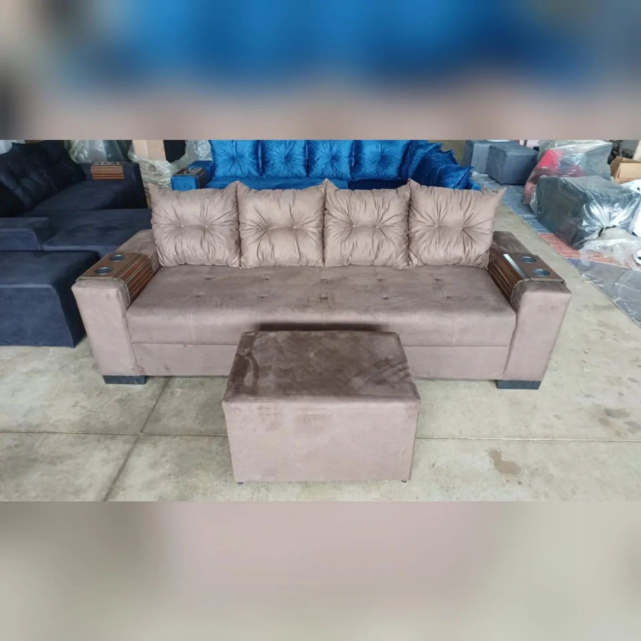 Sofá quatro lugares (?).(?)