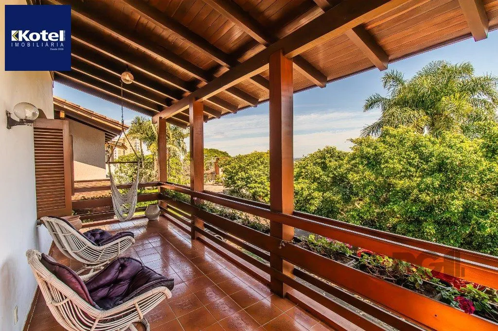 Casa com quatro quartos/dormitórios e muitos ambientes aconchegantes.