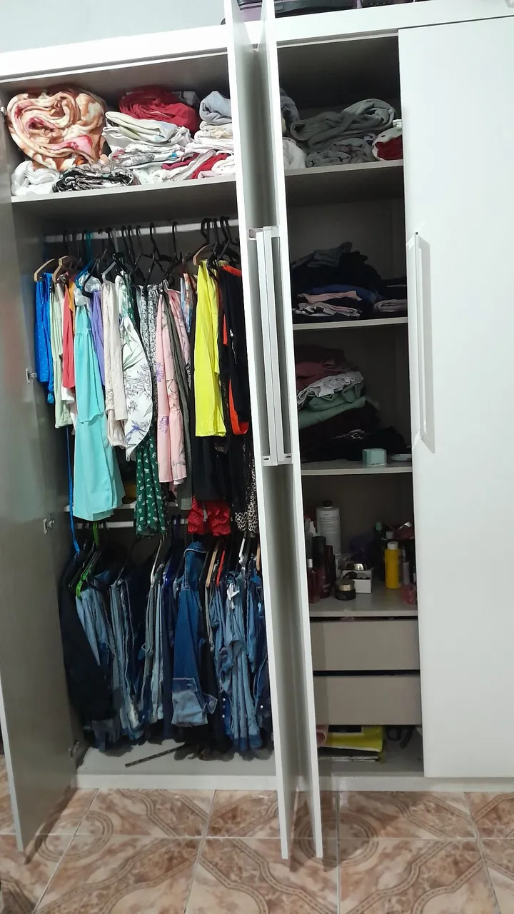 Guarda-Roupa Branco com Amplo Espaço Interno