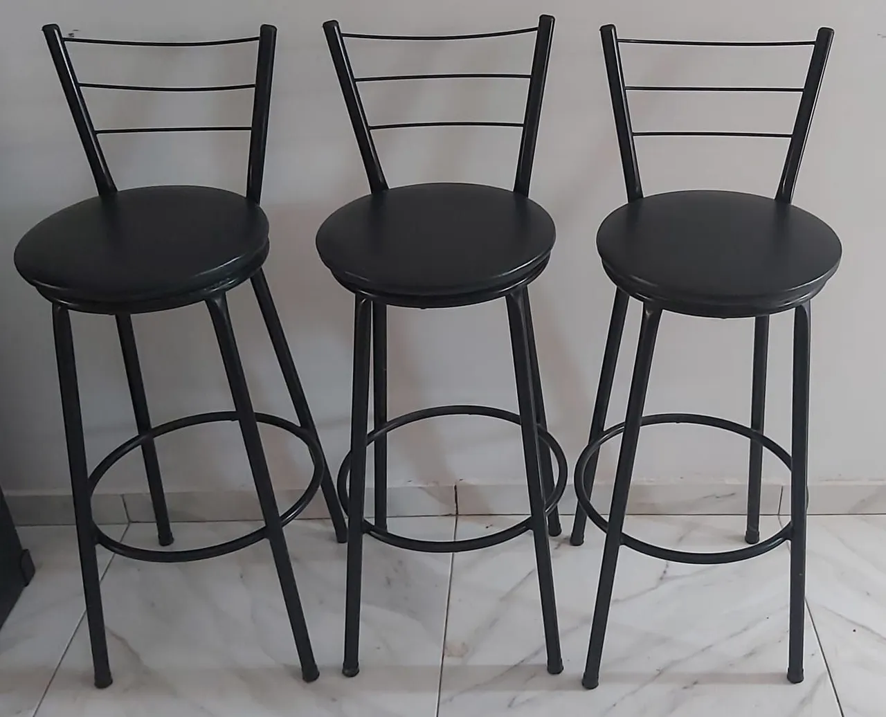 Jogo de 3 Banquetas Altas em Metal - Design Moderno