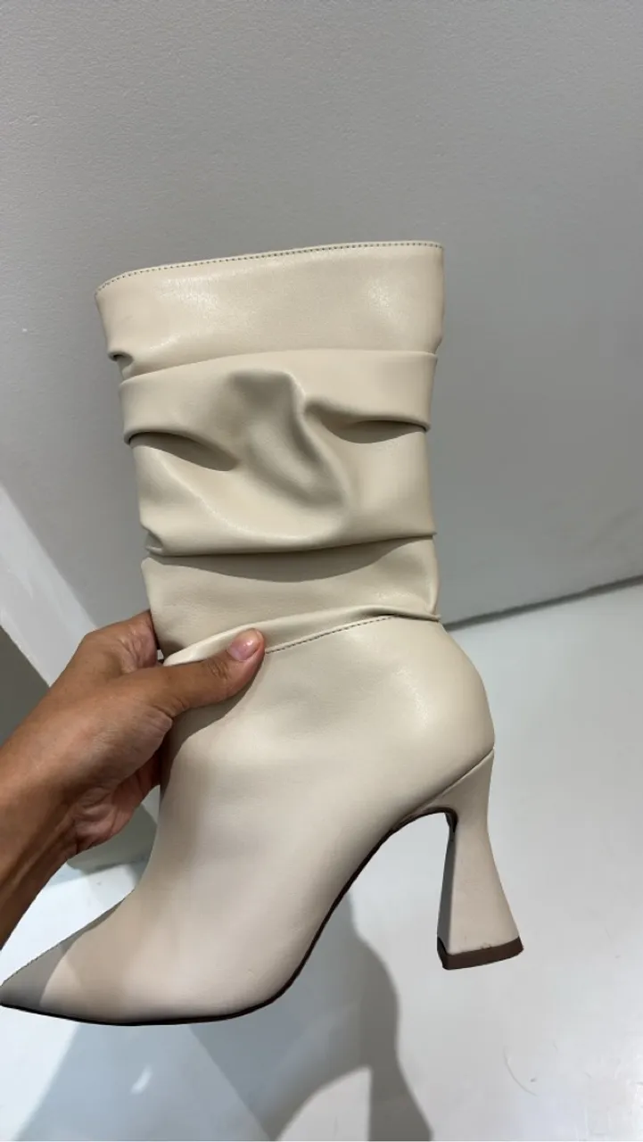 Bota Feminina Branca de Salto Grosso