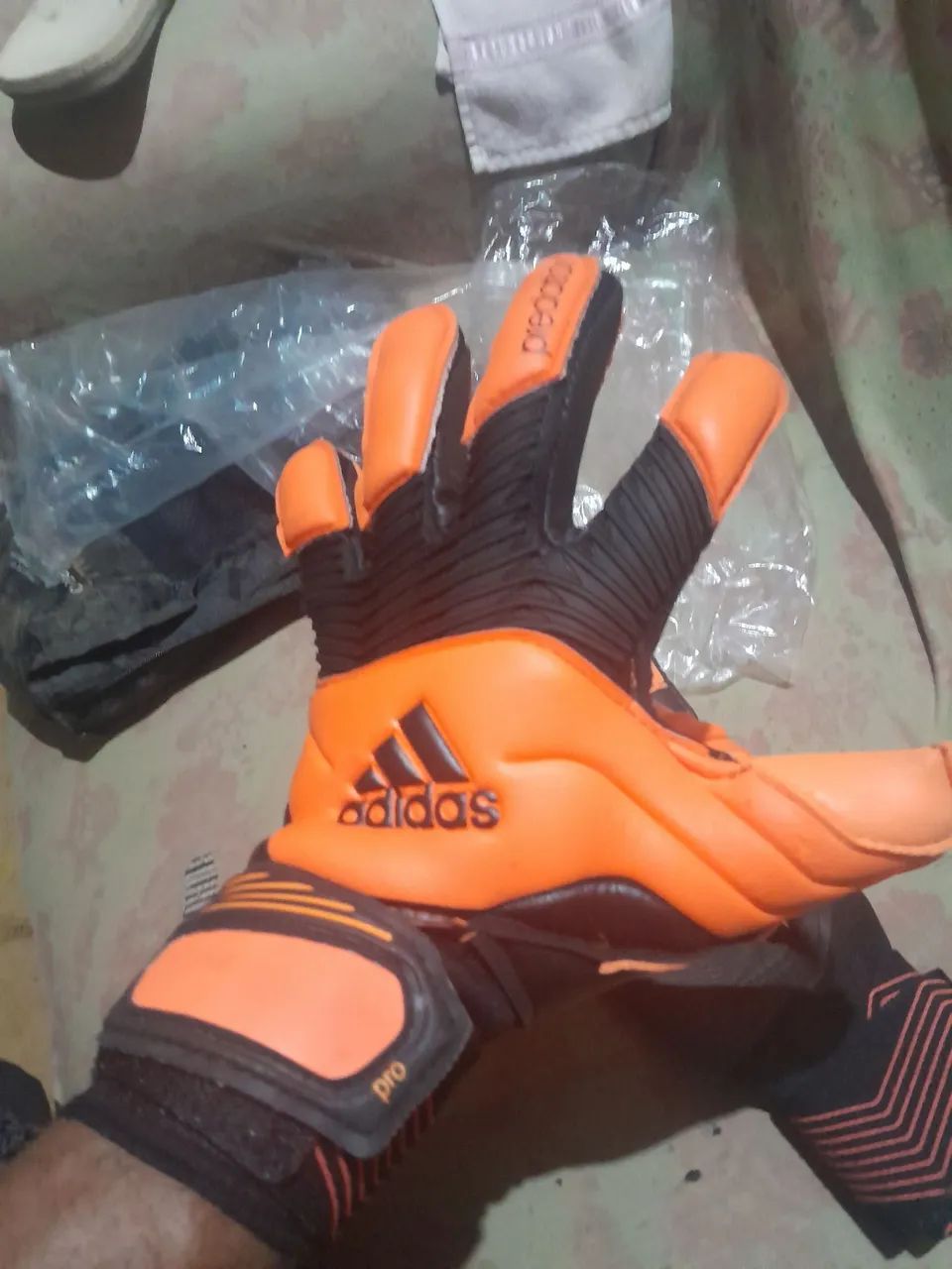 Luvas de Goleiro Adidas Pro - Tamanho 08 , usada ,mais tá em bom estado  - Foto 3