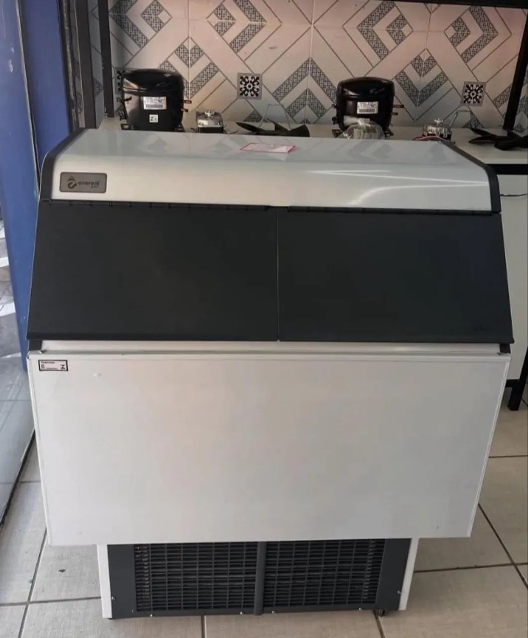 MÁQUINA DE GELO EM CUBO 150KG