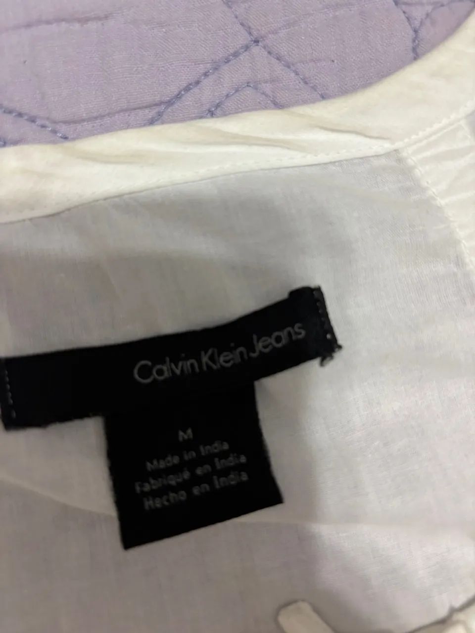 Blusa CALVIN KLEIN  branca com detalhes em renda  - Foto 3