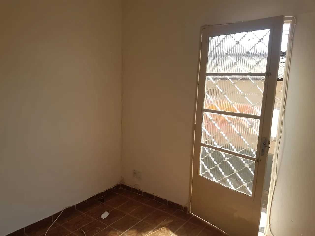EXCELENTE CASA PARA LOCAÇÃO COM 2 QUARTOS, GARAGEM E INTERNET. POSSUI LAJE E ÁREA DE SERVI - Foto 2