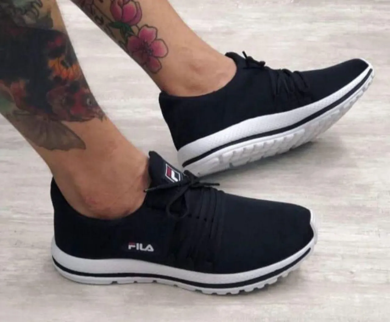 Tênis Fila Preto com Detalhes Brancos - Conforto e Estilo!