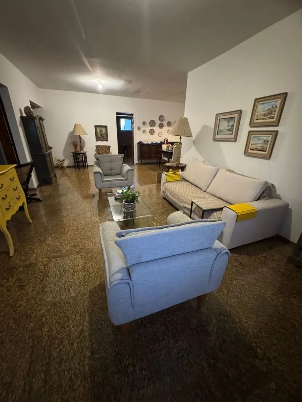 DUPLA DE POLTRONAS EM TECIDO CINZA  - Foto 2