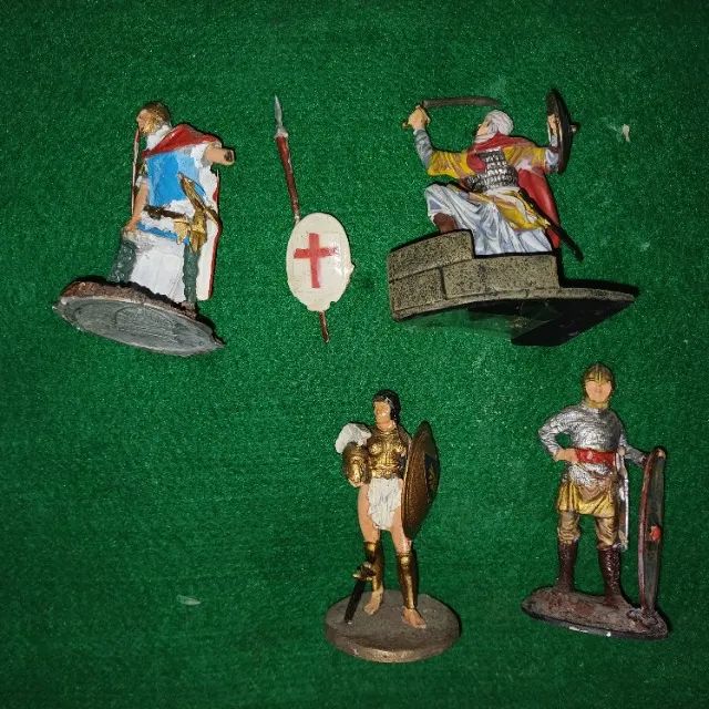 bonecos diversos montados e pintados 