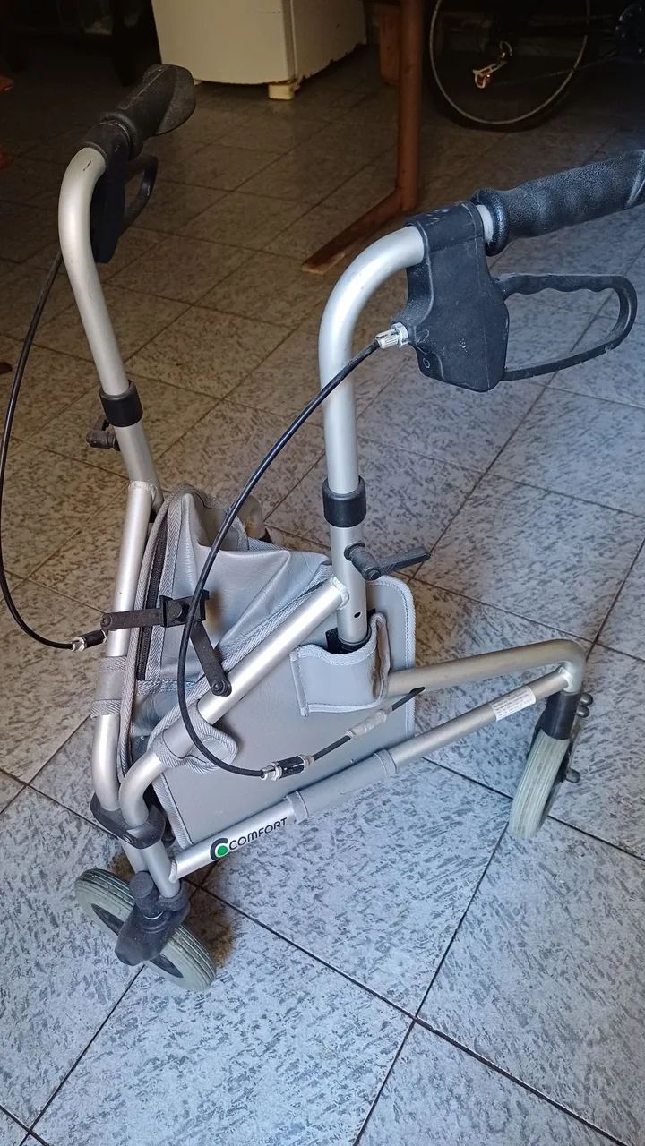 Andador com rodas, uma bolsa e freio