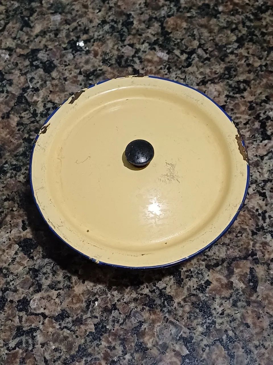 Antiga tigela com detalhes.