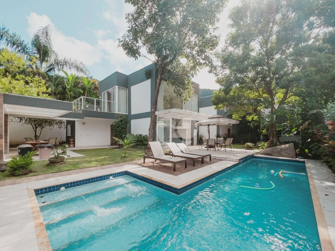 Magnífica casa em estilo contemporãneo em condominio de luxo no Itanhangá com 630m² de áre