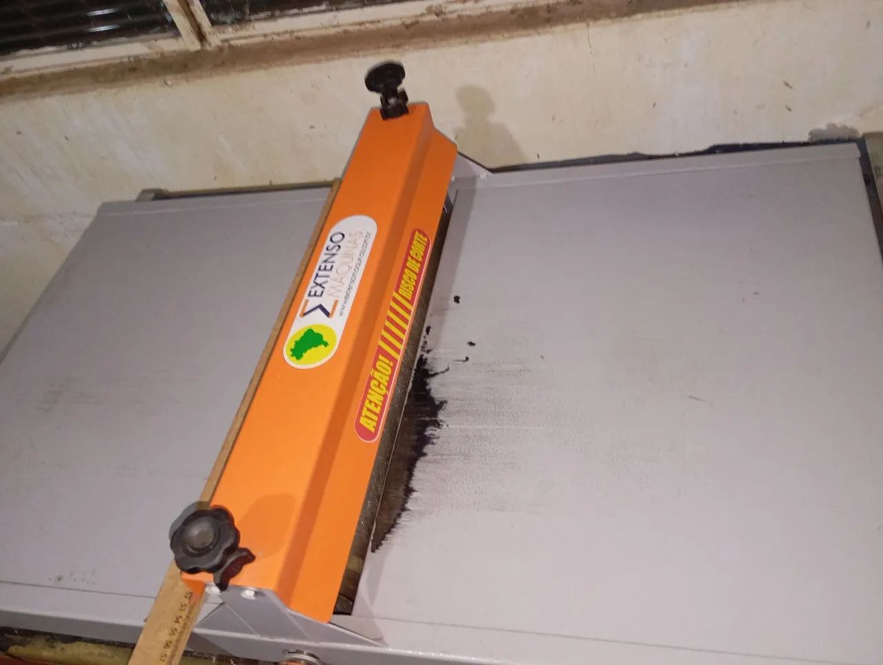 Máquina de corte e vinco 