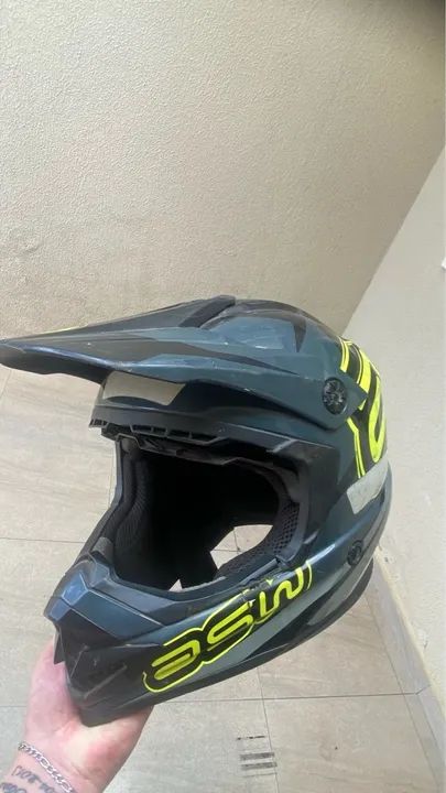 Capacete e caixa de som 