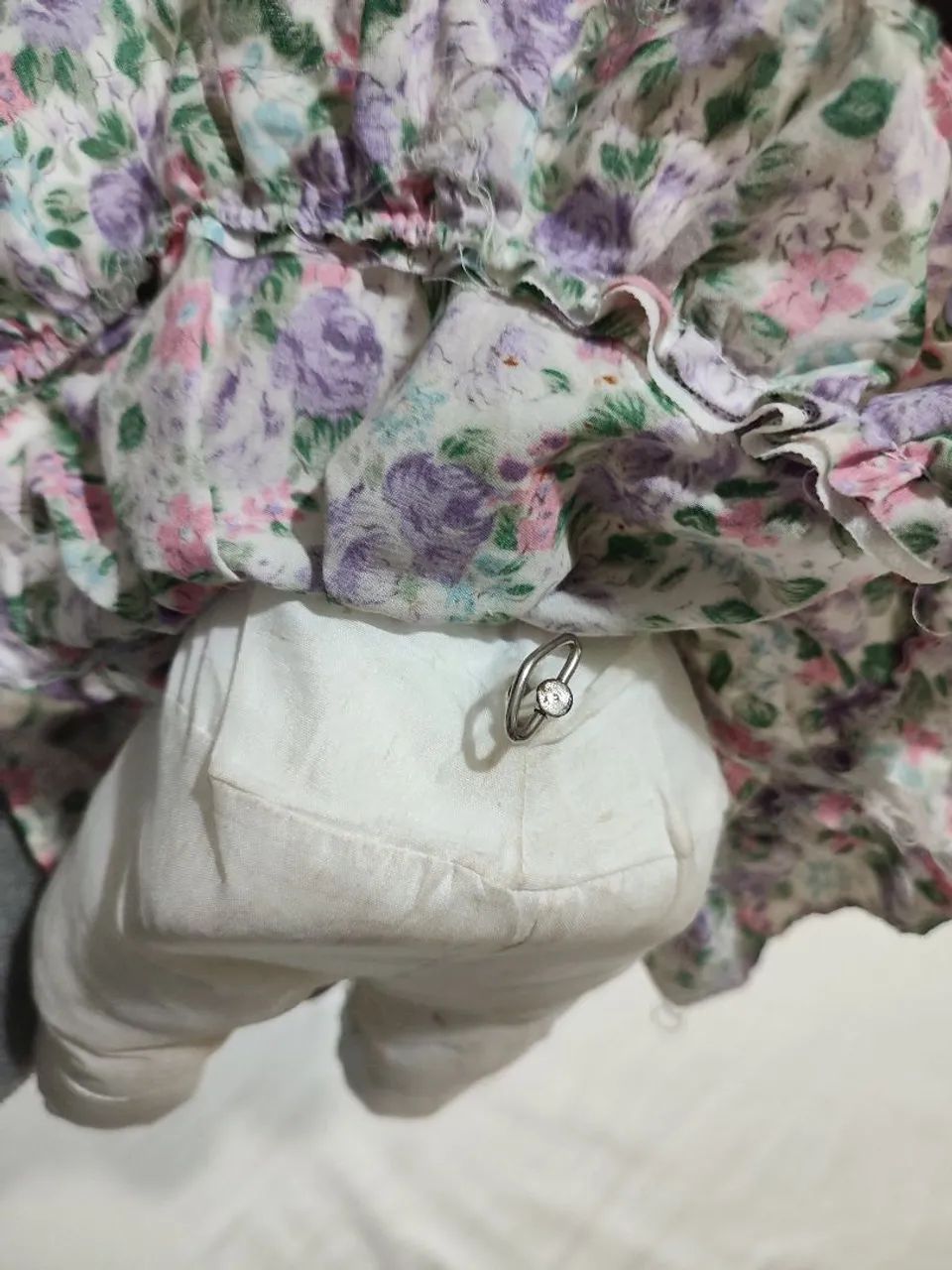 Linda Boneca de Porcelana com Vestido Floral e Chapéu - Foto 3