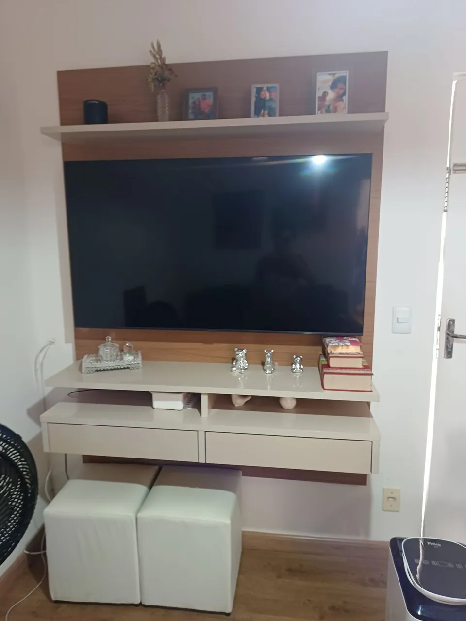 Painel de TV com Prateleiras e Gavetas