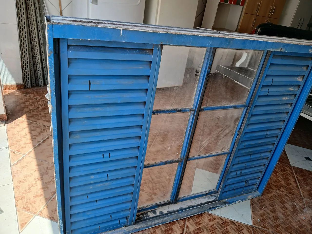 Janela de madeira com venezianas