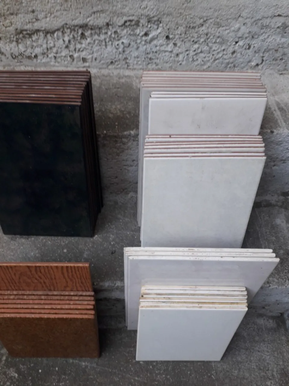 Sobras de pisos cerâmico modelos e tamanhos diferentes 45 peças (2,5m²) não aceito oferta.