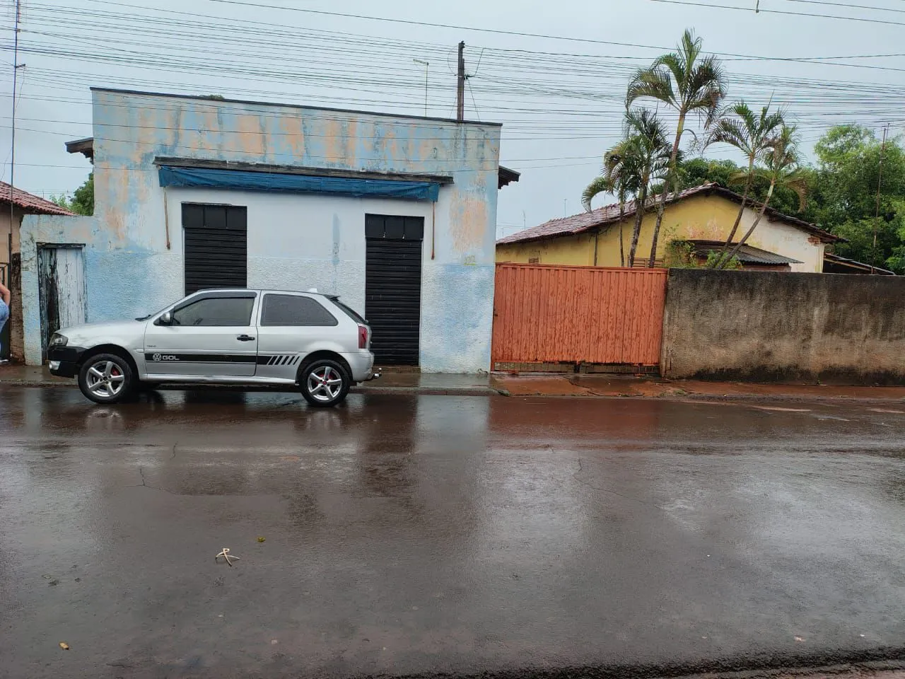 Casa salão comercial e duas casas antigas