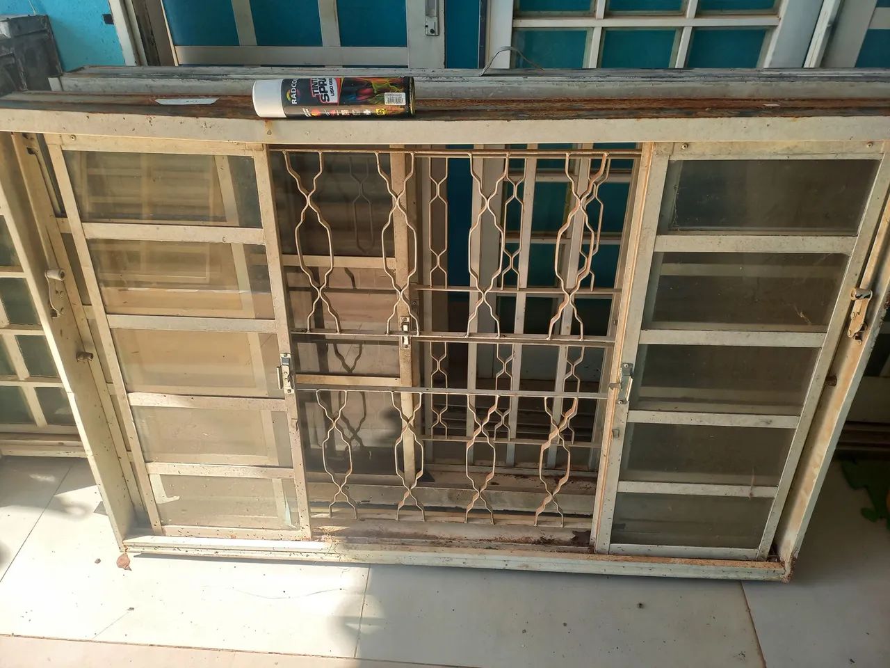 Vendo 3 janelas de 1.50 por 1.00 conservada com grade e vidros lisos barato pra ir logo  - Foto 4