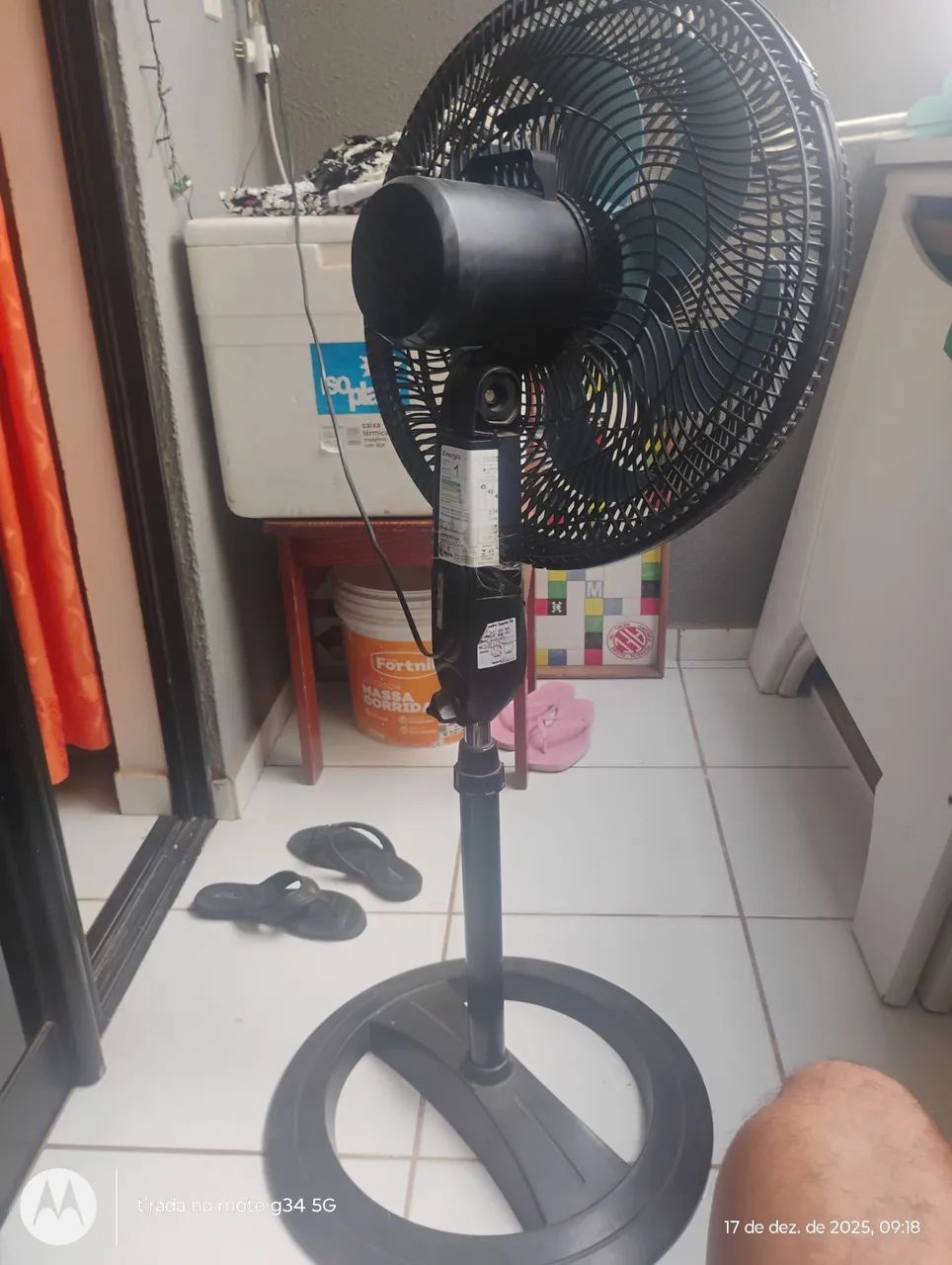 Ventilador com pedestal por 150,00.