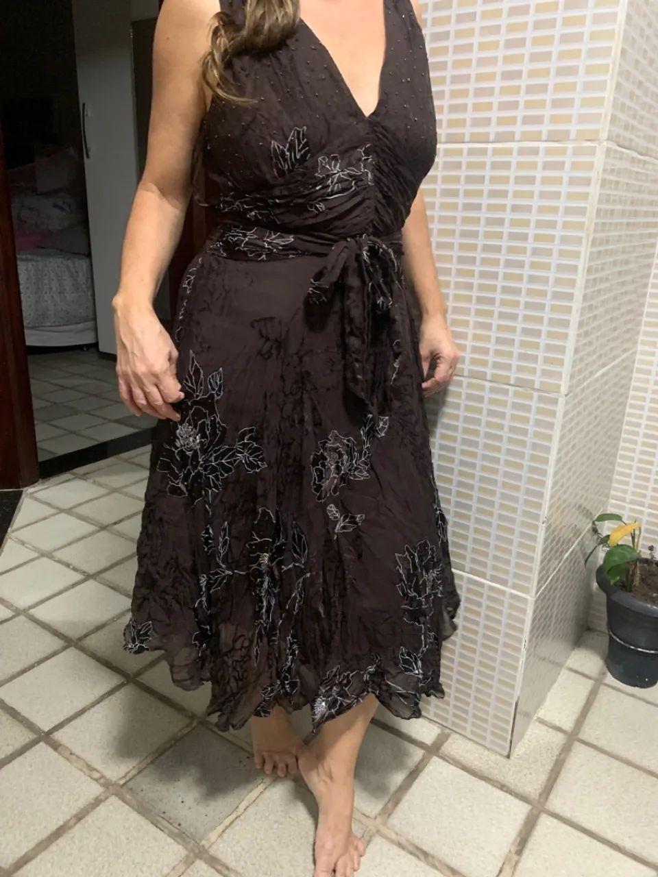 Vestido Elegante Marrom com Detalhes Florais