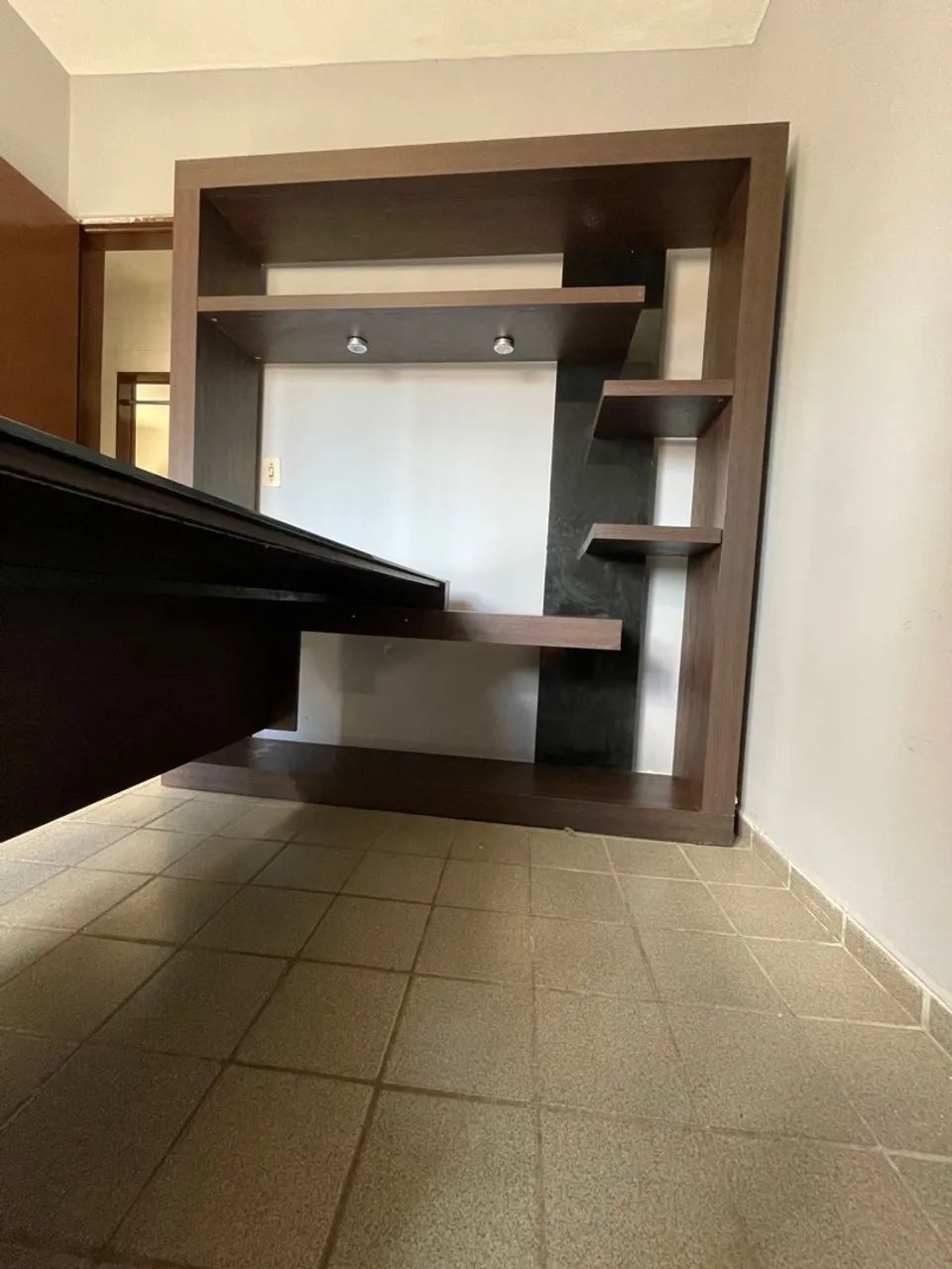 Desk with Shelves + Glass Top - R$ 500.0064739715248515124