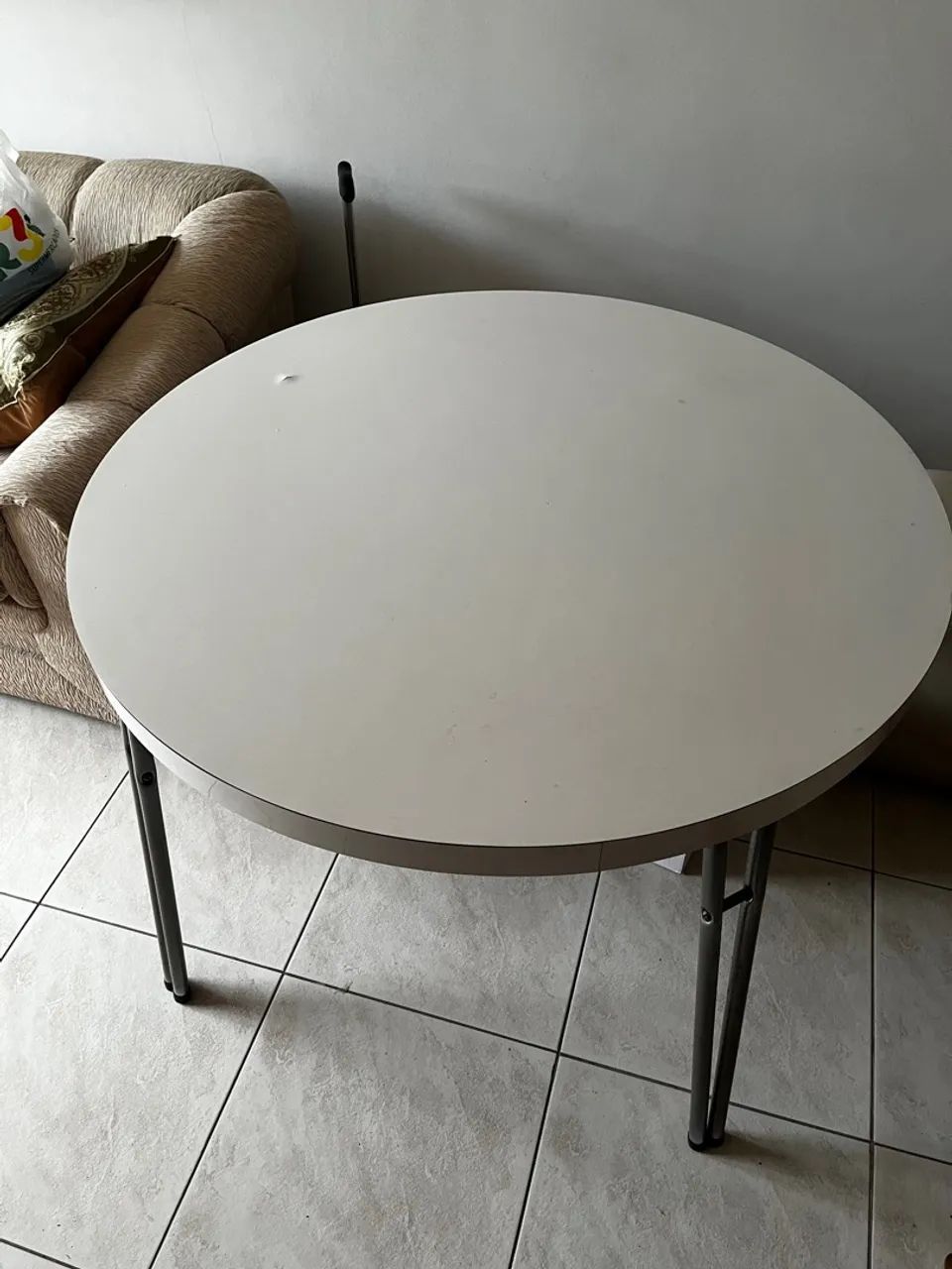 Round table with laminated top (white Formica)64168527007617121