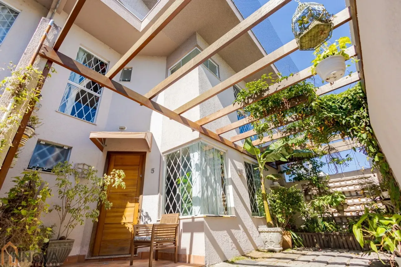 Sobrado com 3 quartos para alugar por R$ 3600.00, 129.90 m2 - BOQUEIRAO - CURITIBA/PR