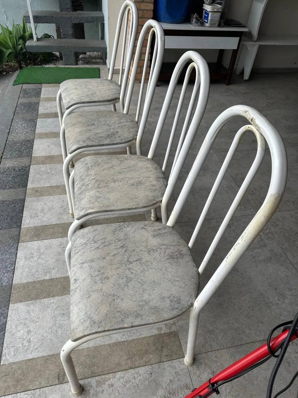 Cadeiras + máquina cortar grama + máquina acabamento jardim + Duas torneiras.