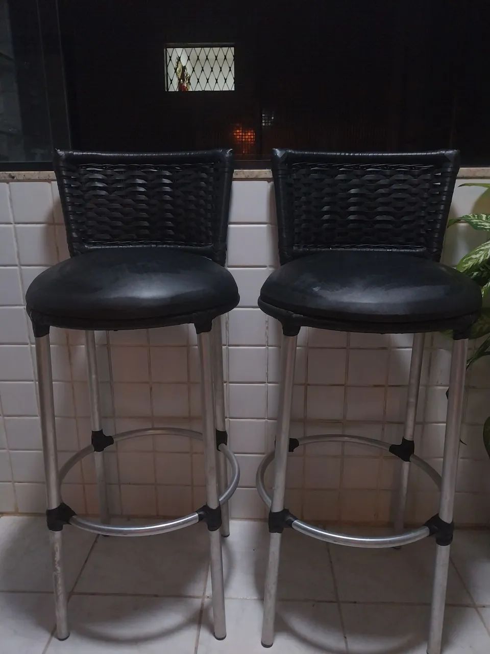 Cadeiras estofadas, encosto de vime, pés de alumínio em perfeito estado, 