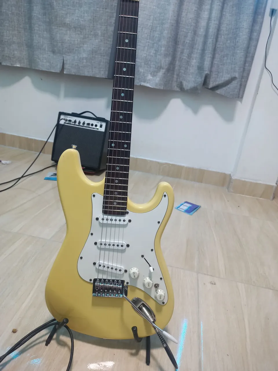 Guitarra Elétrica Gianini Stratosonic com logo fender