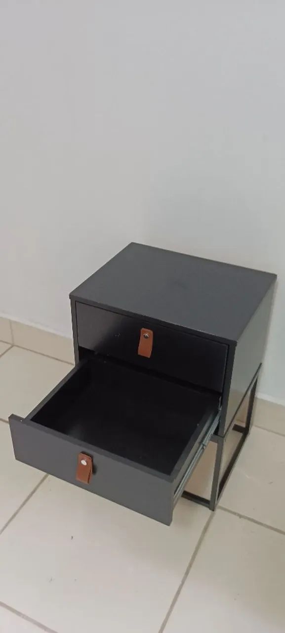 Mesa de cabeceira (criado mudo) bem conservada - Foto 2