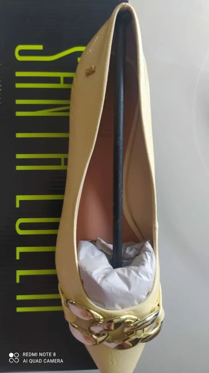 uma sapatilha 