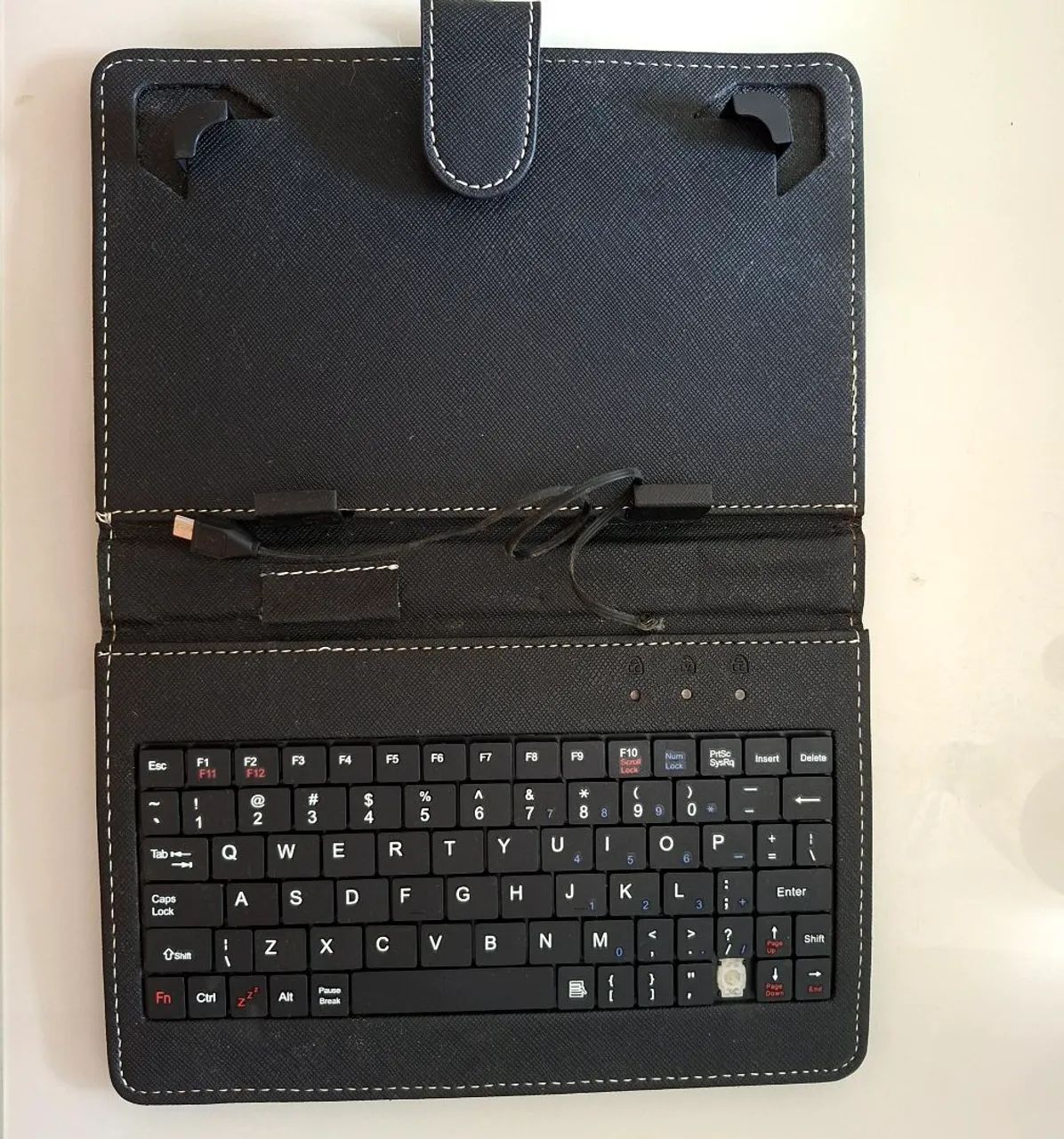 Capa com Teclado para Tablet Couro - Não testado, no estado