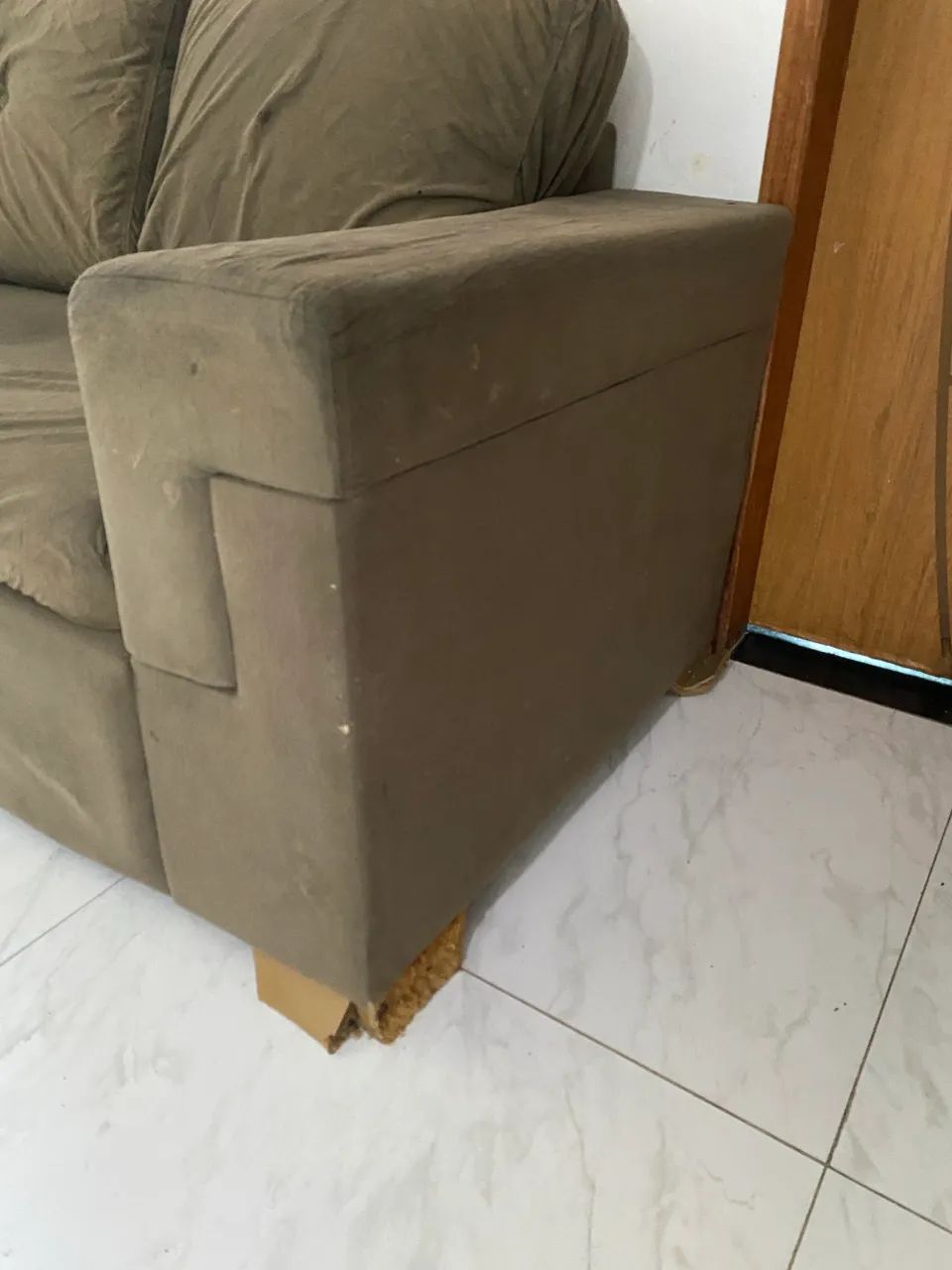 Sofá de dois dois lugares com pufe quadrado 