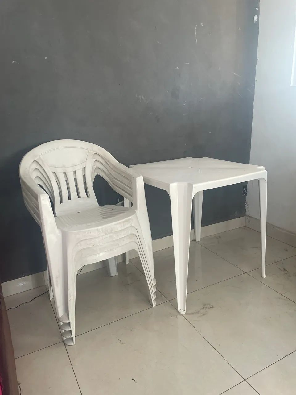 Vende-se mesa de plástico com quatro cadeiras usadas