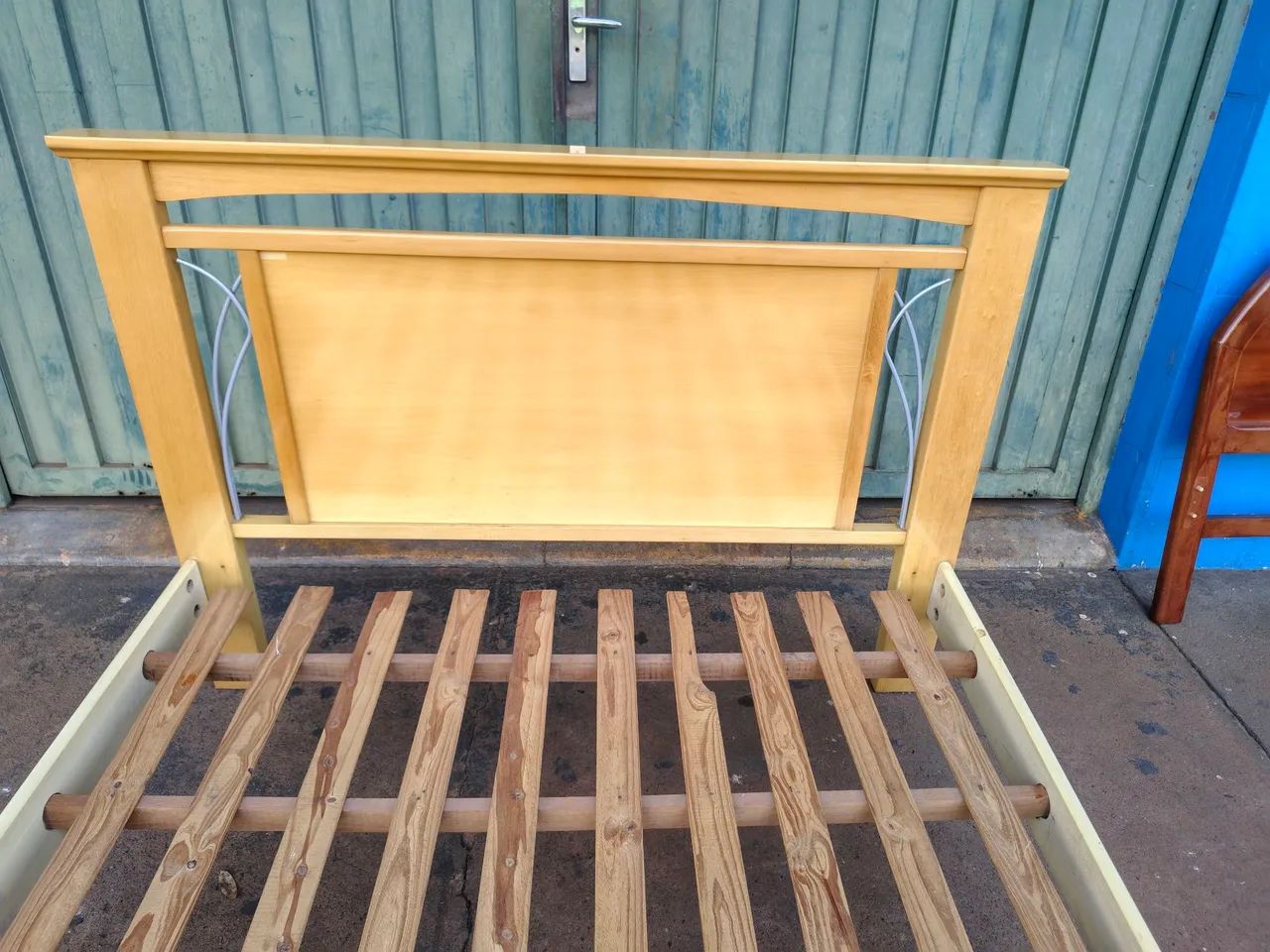Vendo cama de casal madeira maciça  - Foto 3