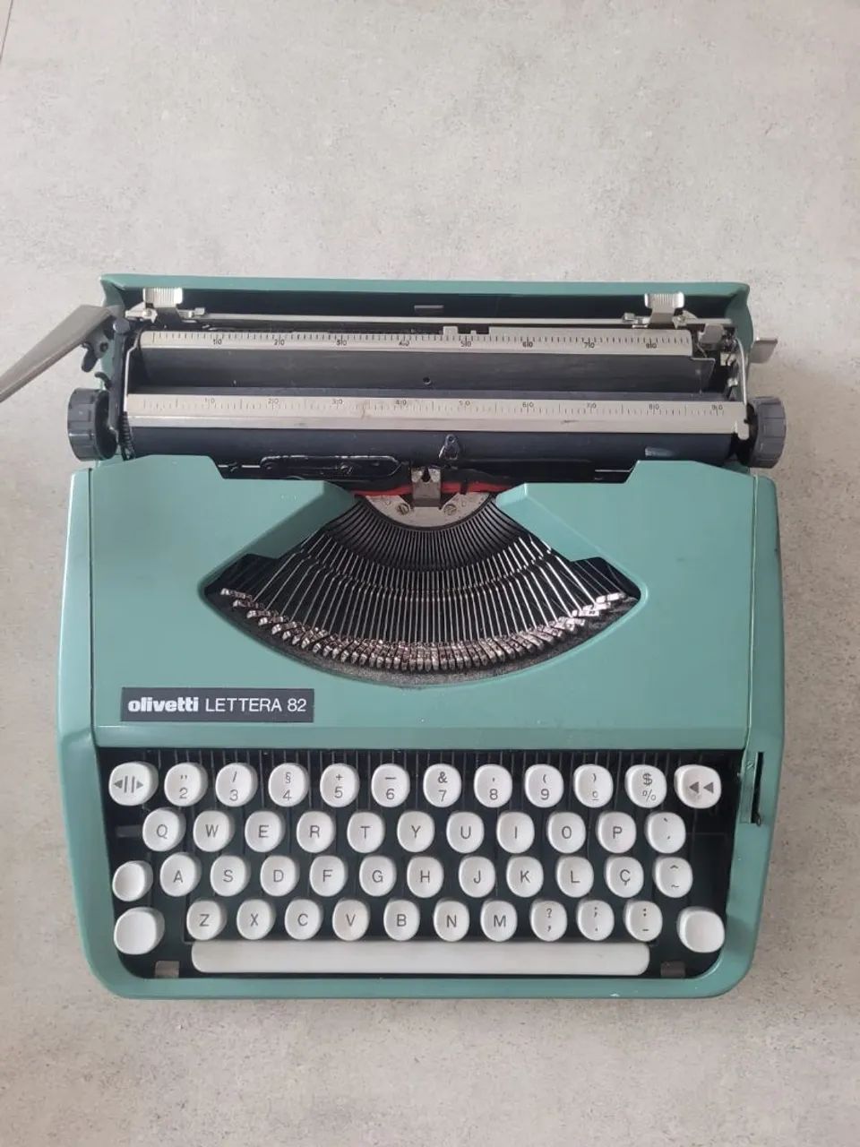 Olivetti Lettera 82 Typewriter