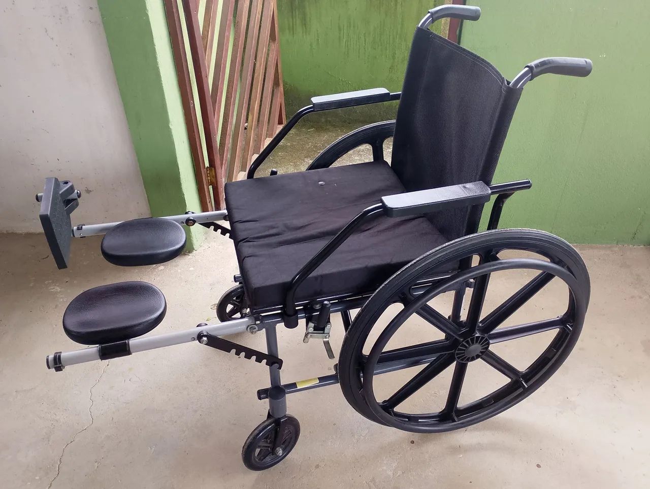 Vendo cadeira de rodas semi nova, aceito troca  - Foto 3