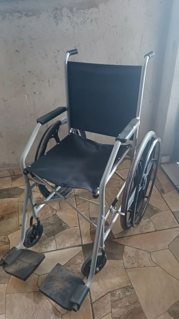 Cadeira de rodas semi-nova 