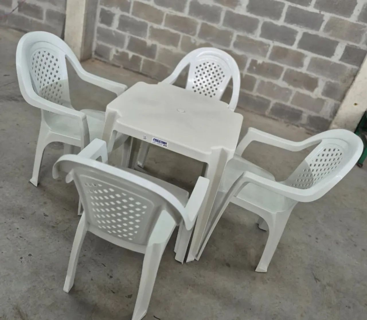 Conjunto com mesa + 4 poltronas plásticas 
