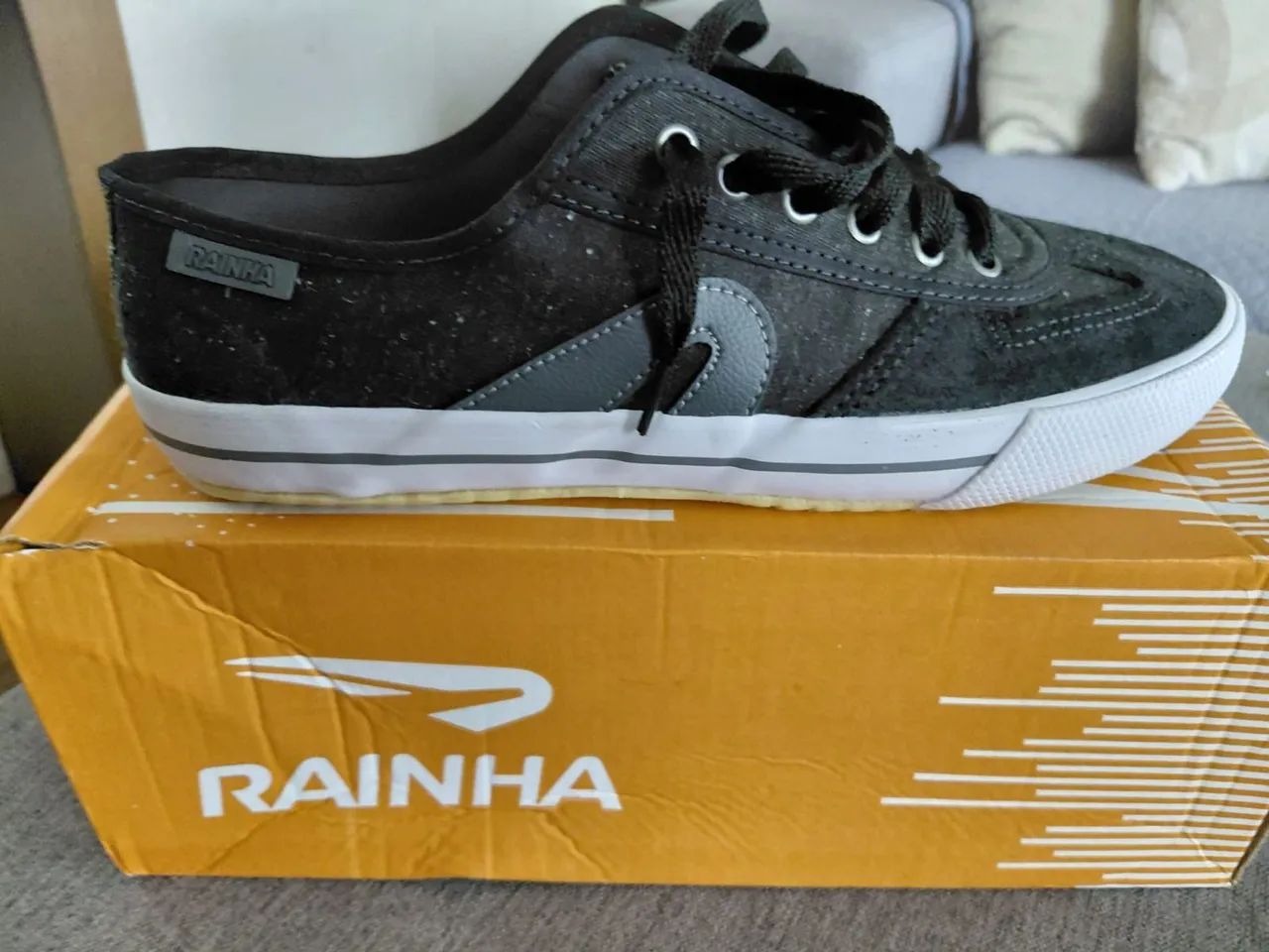 Vende-se tênis rainha 