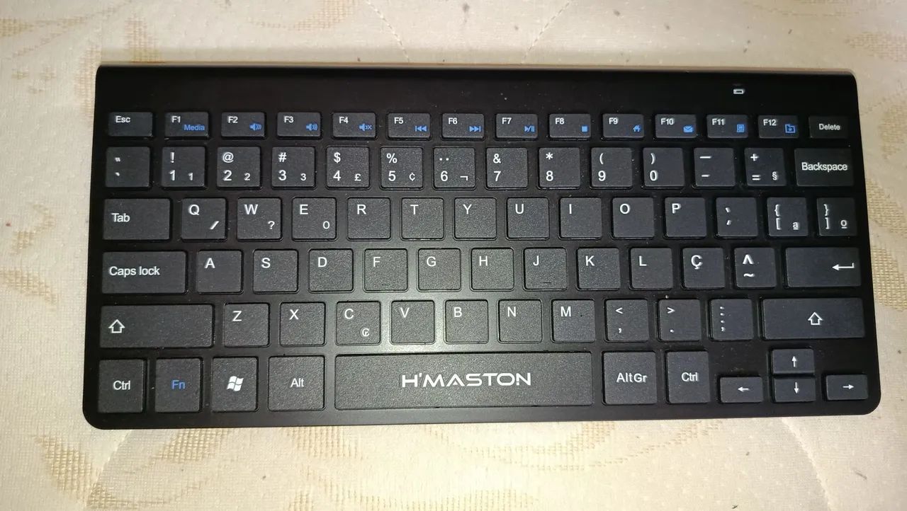 Teclado e Mouse sem fio.