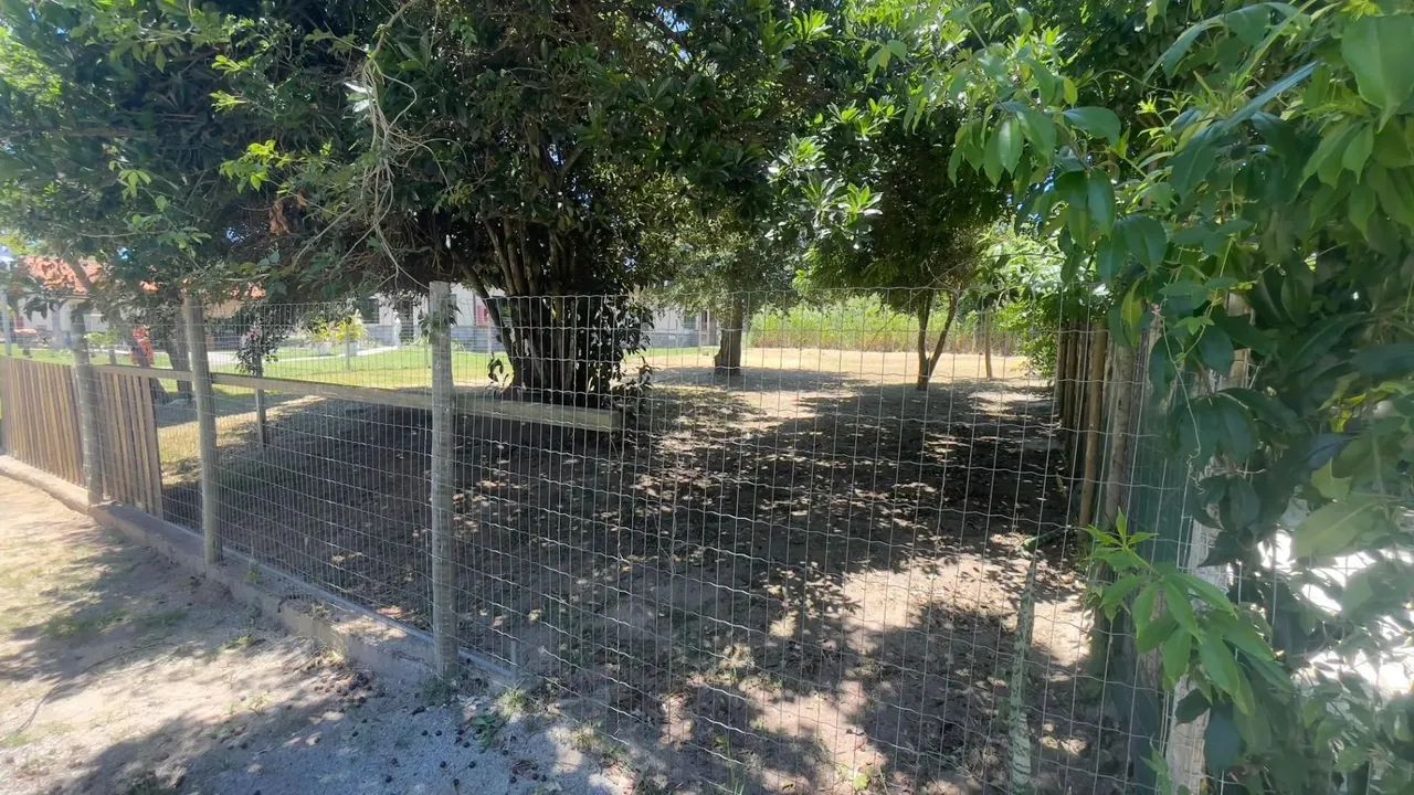 Terreno de 450m² em Condomínio Fechado: Cercado, Limpo e Plano, Pronto para Construir - Foto 3