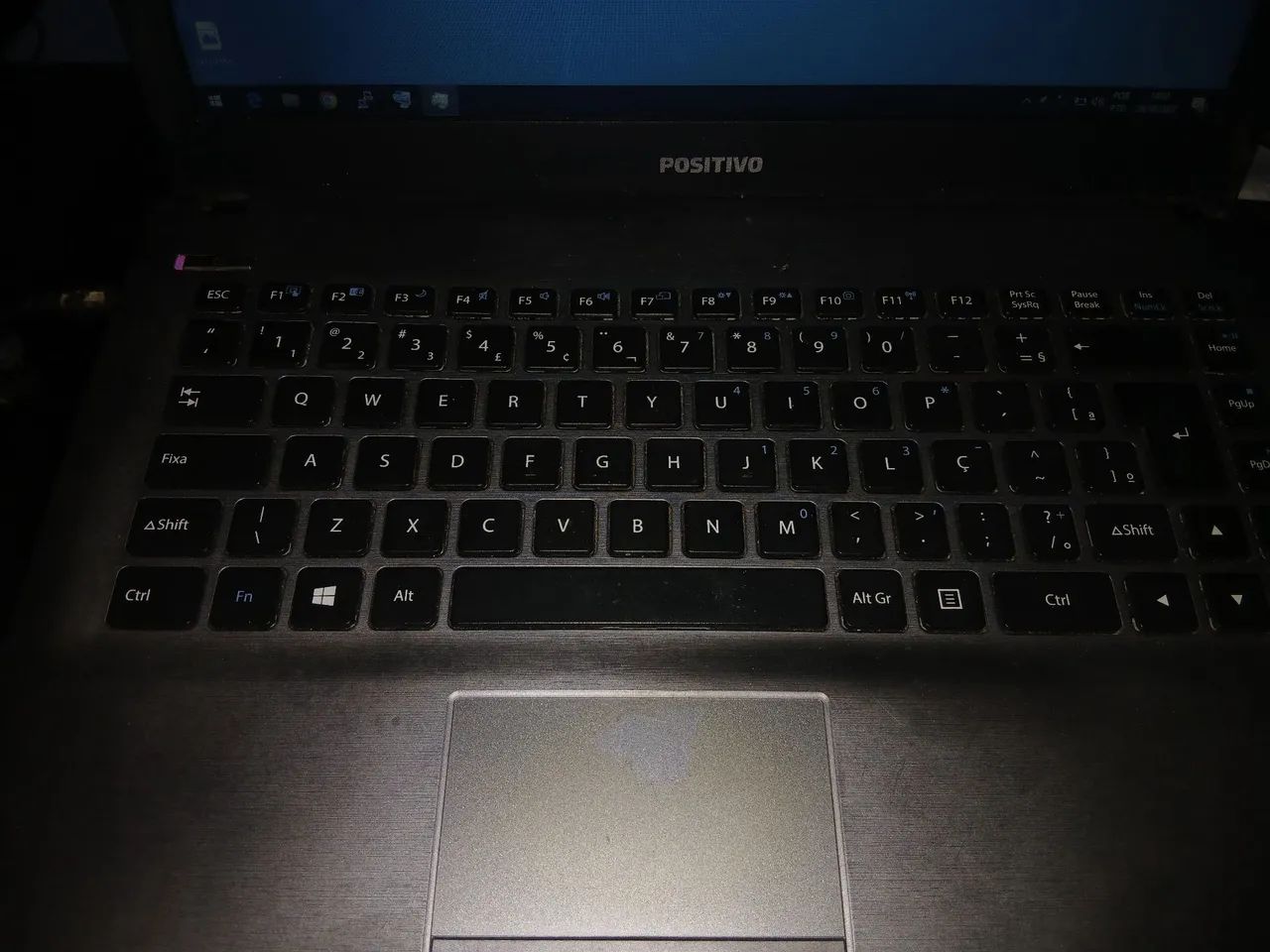 Notebook positivo funcionando!!! Porém com a carcaça da tela quebrada e algumas manchas