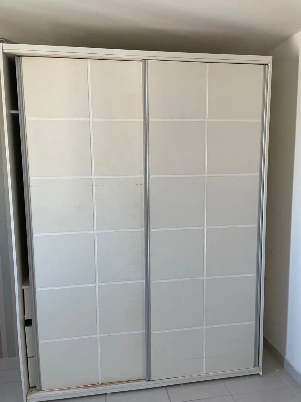 Guarda roupa duas portas de correr 